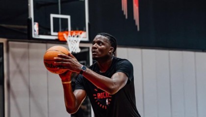 火箭迷你训练营：卡皇、范乔丹、阿门、老姐夫和小贾已开练